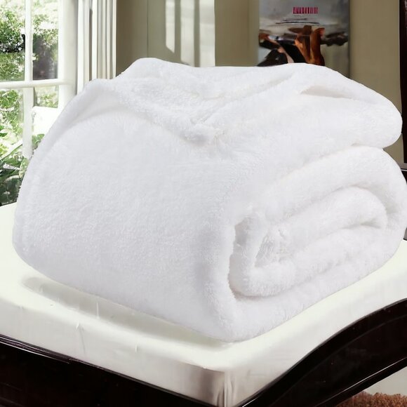 NWOT BERKSHIRE EXTRA FLUFFY Blanket ( 55 x 79 inch ) - Picture 1 of 6
